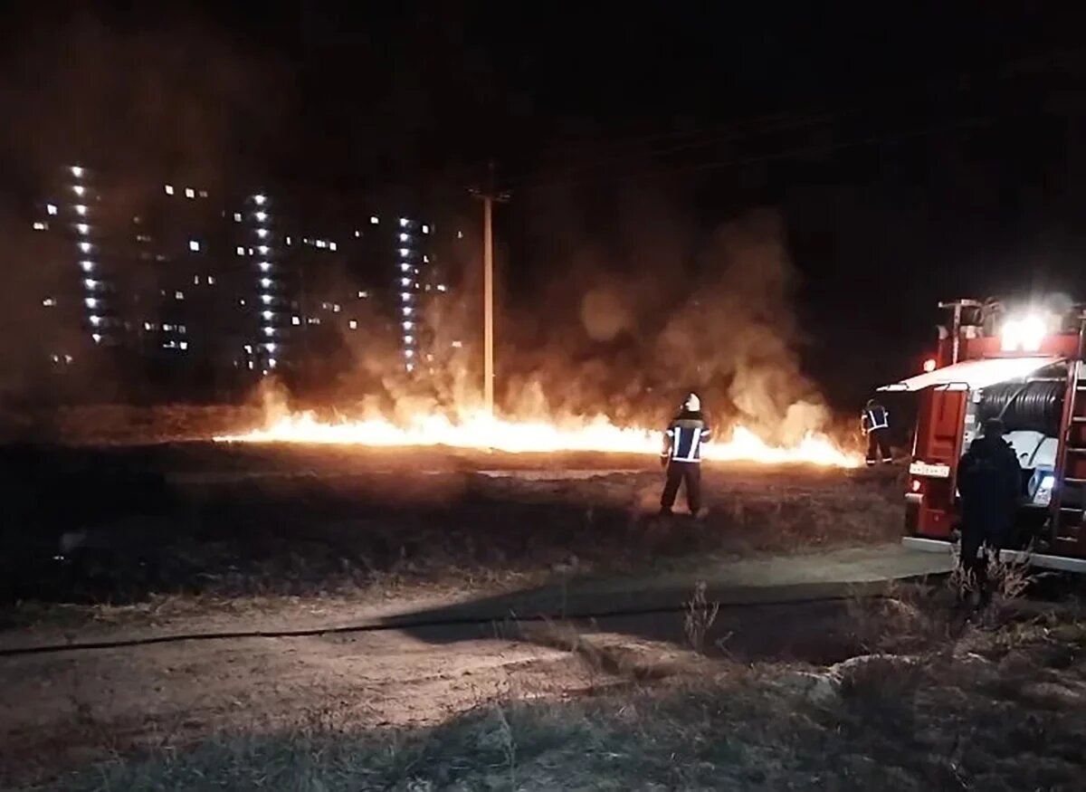    При порывах ветра более 5 метров в секунду запрещено жечь сухую траву или мусор. Но и в штиль необходимо соблюдать правила.