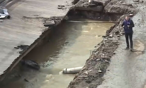     В Красноярске вторые сутки устраняют коммунальную аварию на Семафорной