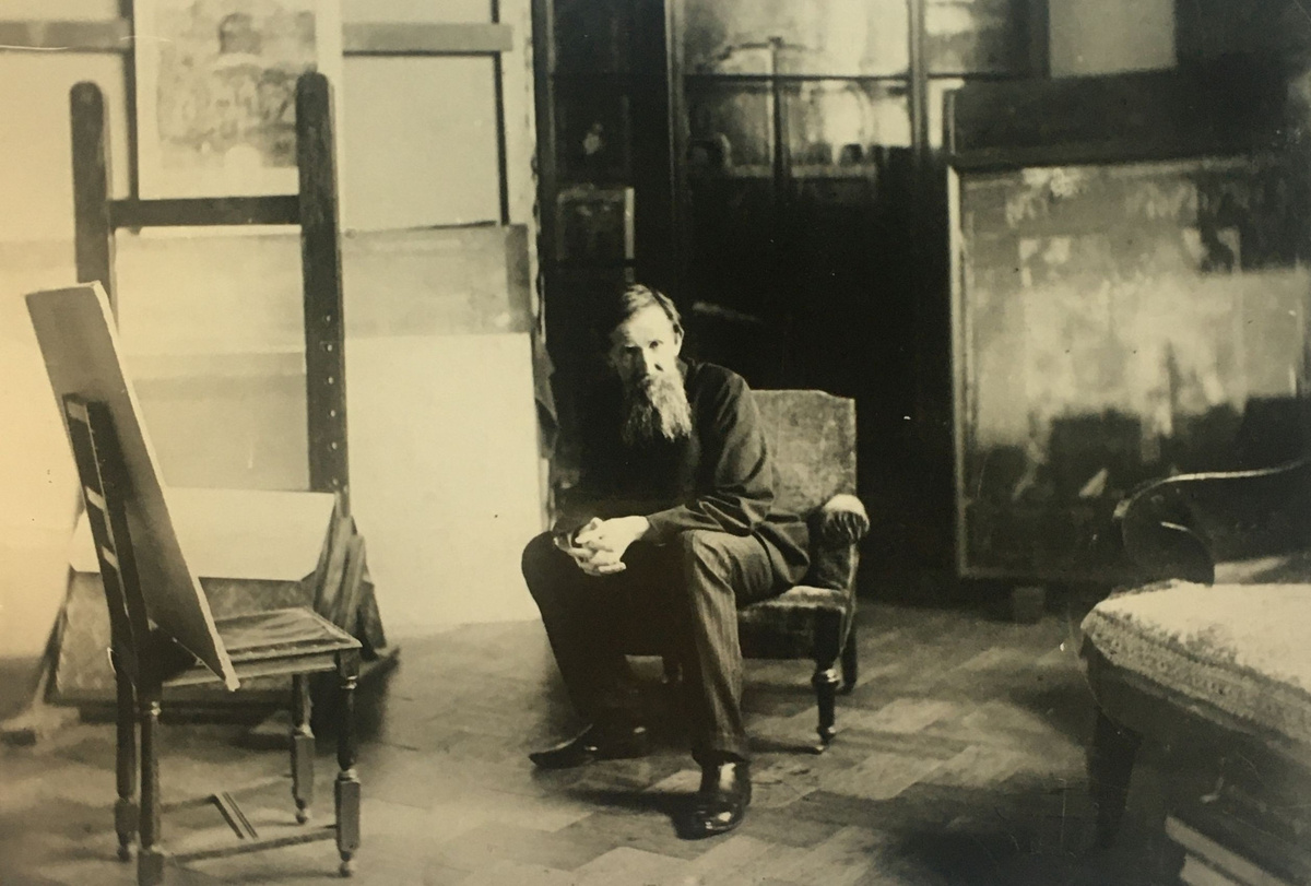 Виктор Михайлович Васнецов в мастерской своего дома. 1912-1913 г. На втором плане – большая витрина с Царскими вратами и иконами из коллекции; около витрины «большой» Никола Зарайский с житием поволжской школы сер. XVI в.
Государственная Третьяковская галерея