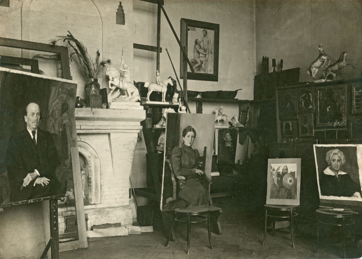 Фрагмент мастерской с работами В.М. Васнецова и малой витриной. 1926 год. Видна часть коллекции икон, среди которых Минея декабрьская, Богоматерь Умиление XVIII в., Николай Чудотворец, Богоматерь Знамение.
Государственная Третьяковская галерея