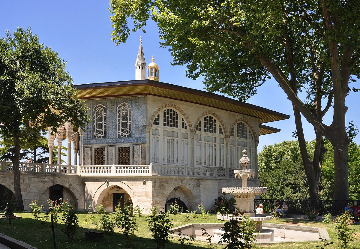 Bağdad Köşkü (по-турецки), Kiosk of Baghdad (по-английски), Багдадский павильон или Киоск "Багдад" - по-русски называют по-разному.