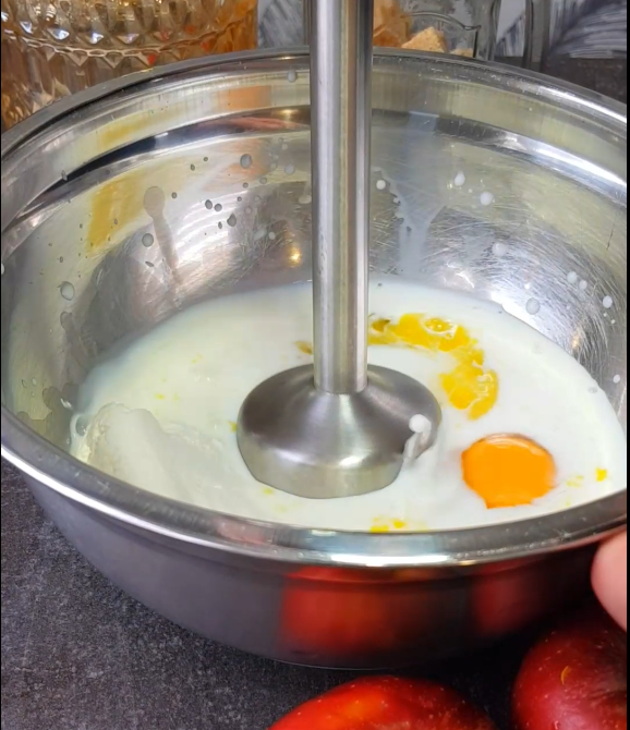 Экспертное мнение: если у вас нет блендера, разомните творог вилкой сначала отдельно, а потом постепенно добавляйте яйца и молоко. Так не будет комков.