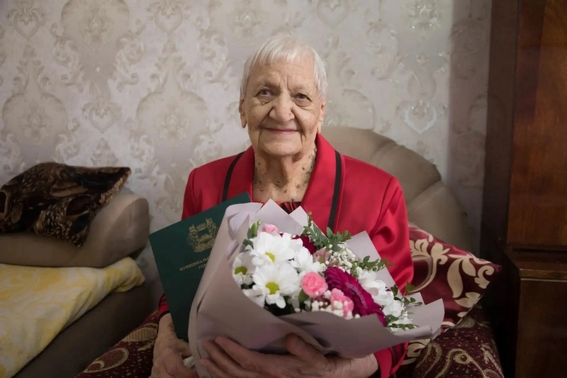 В Кургане 100-летний юбилей отметила ветеран здравоохранения Людмила Рогалева