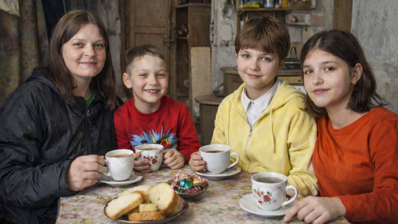    Семья должна быть вместе. Для мамы и детей - это главное желание. Коллаж Царьграда.