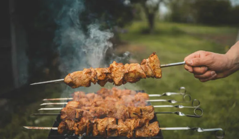 Шашлычник грузин научил сколько правильно мариновать мясо для шашлыка, чтобы было мягкое и вкусное