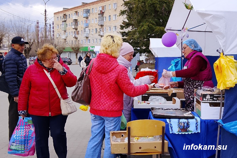    Торговля куличами на улице Ленина в Камышине