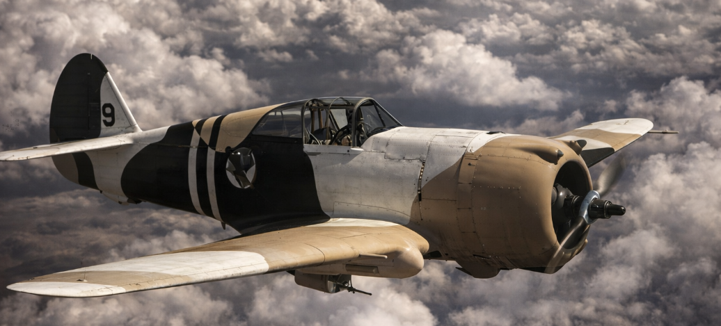 Истребитель Curtiss P-36C Hawk в экспериментальной камуфляжной окраске во время летних военных учений 1941 года. На крыле установлен пулемет Browning AN/M2 калибра .30, а под ним ящик с боеприпасами