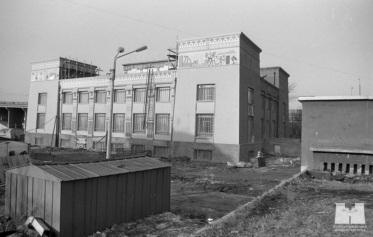 Красноярский краевой краеведческий музей, построенный в египтизирующем стиле по проекту Л. А. Чернышёва (1875−1932). 1990‑е (время масштабной реконструкции музея). Источник