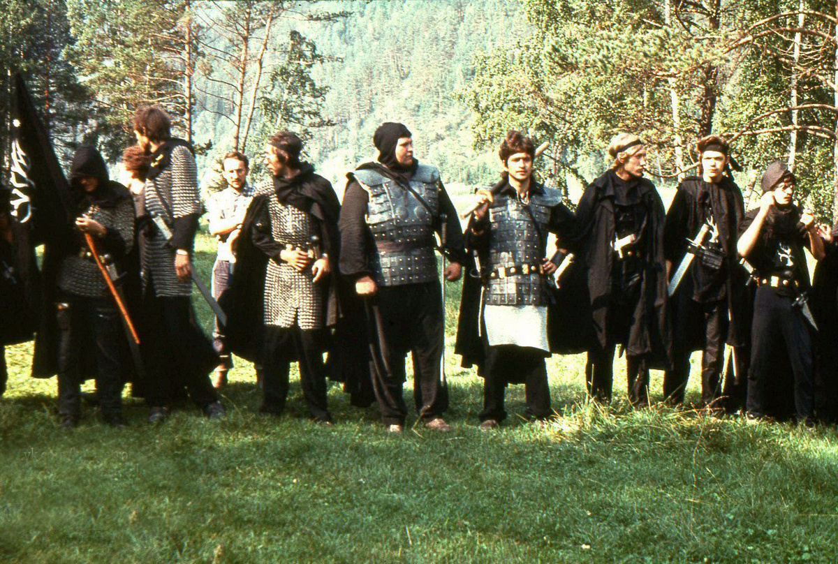 Участники первых всесоюзных «Хоббитских Игрищ», которые состоялись под Красноярском в августе 1990 года. Источник