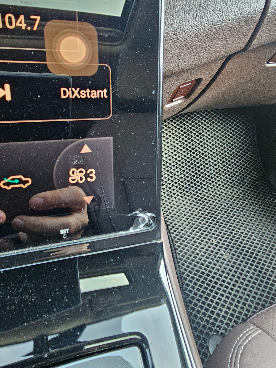 Лопнуло в нижнем углу