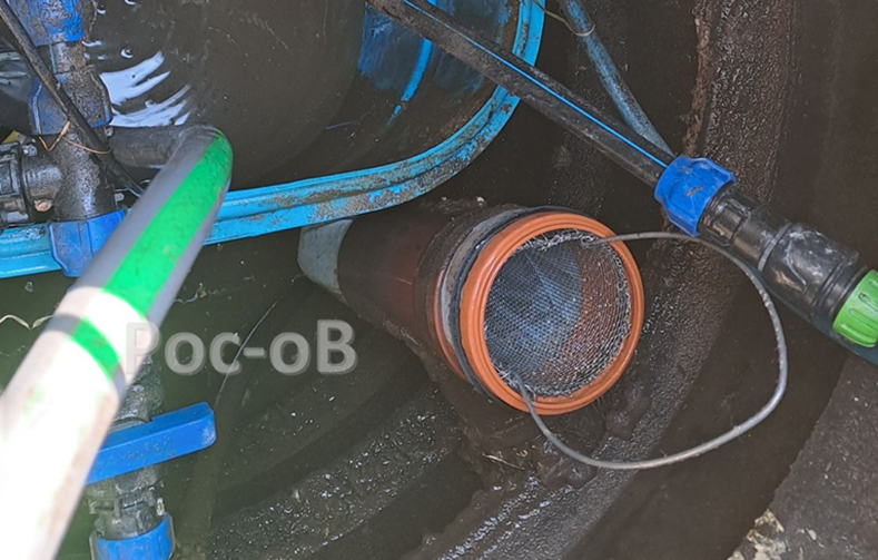 Фото 1.  Фильтр установленный в тройник на выходе из второго колодца септика.