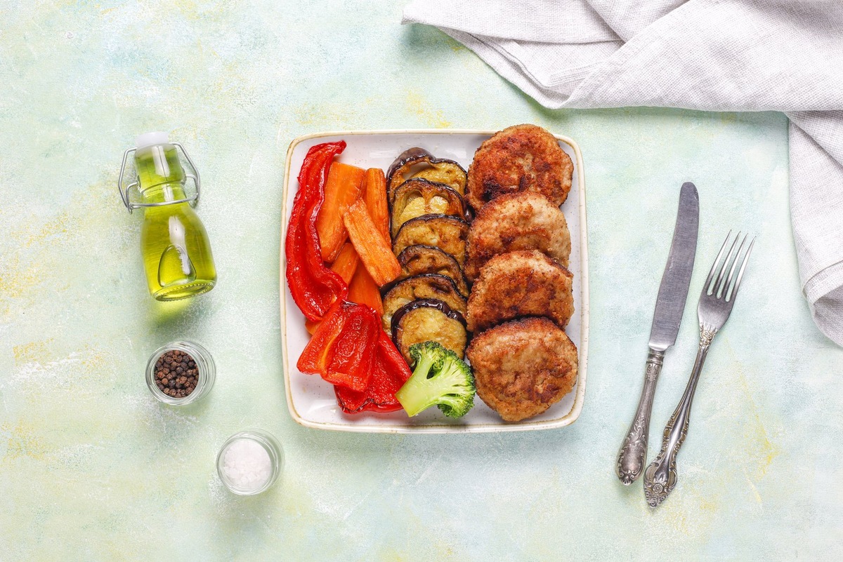    Аэрогриль позволяет готовить сочные котлеты из любого мяса, рыбы или овощей с румяной корочкой, используя минимум масла.