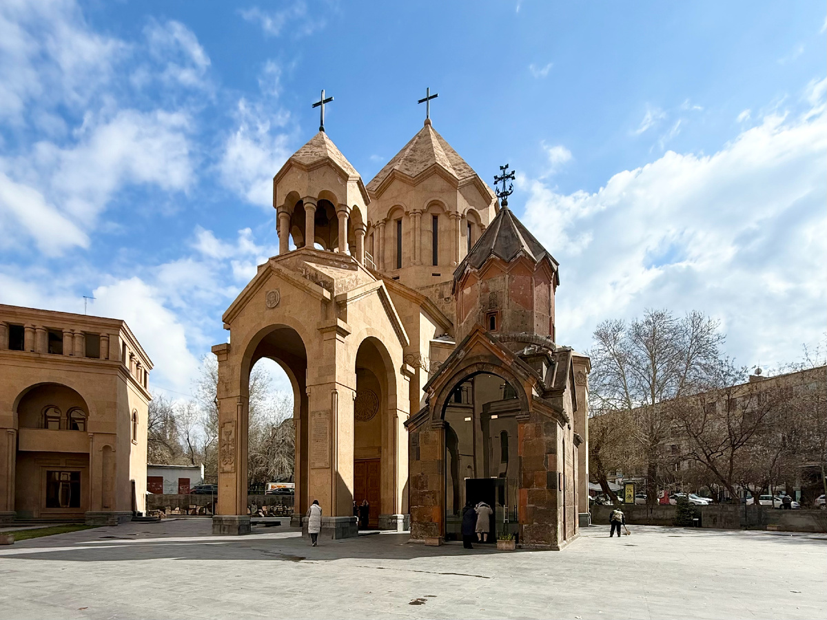 Армянская церковь Церковь Святой Богоматери Катогике и церковь святой Анны, Ереван, Армения