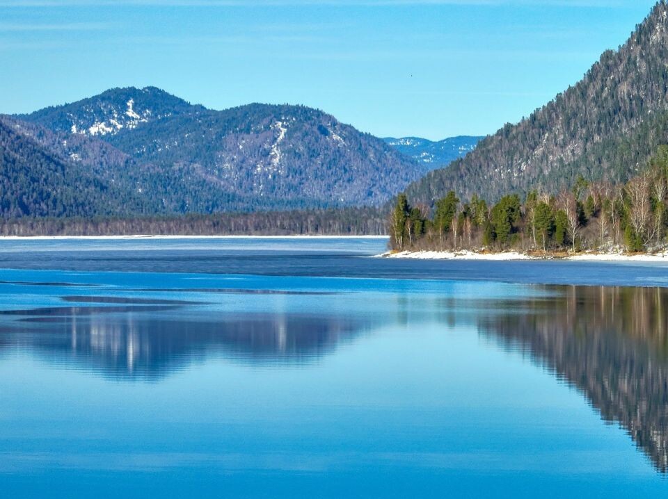    Телецкое озеро весной. Источник: Роман и Татьяна Воробьевы / Алтайский заповедник