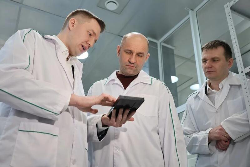    Фото пресс-службы полпредства в УрФО. Артем Жога и сотрудники НПО автоматики