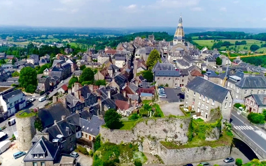 Панорама Домфрона со шпилем церкви Сен-Жюльен.