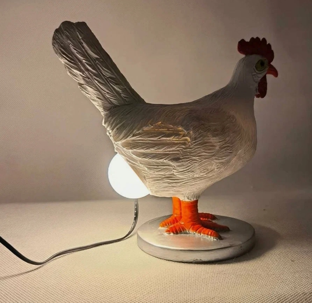 Взгляд у курицы такой, будто она прочувствовала, что из неё лезет светлый ум