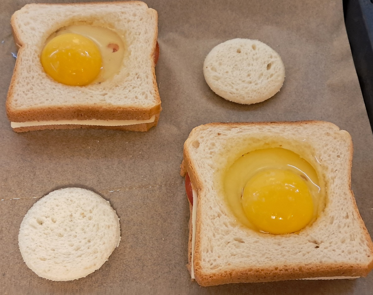 Противень застелила пергаментом