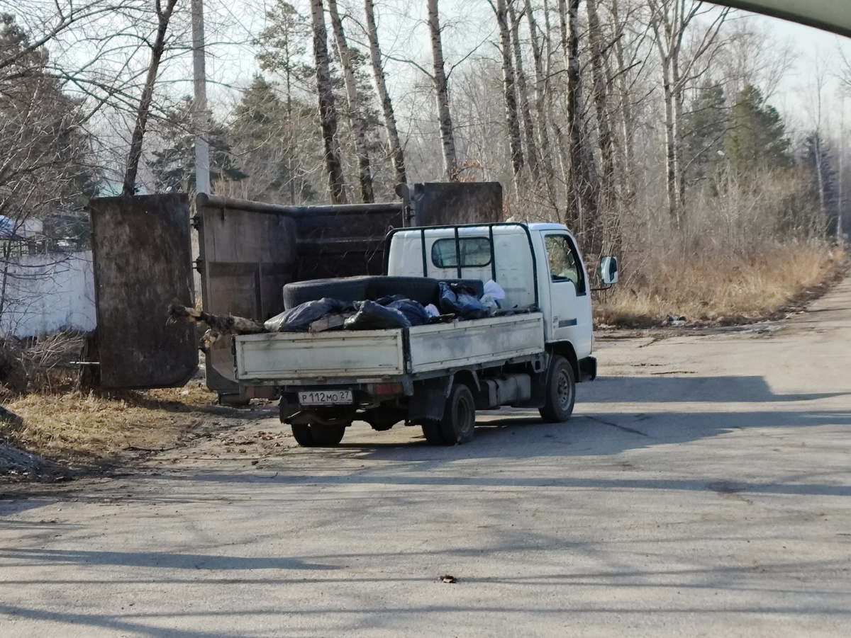 Грузовики с мусором можно встретить с раннего утра