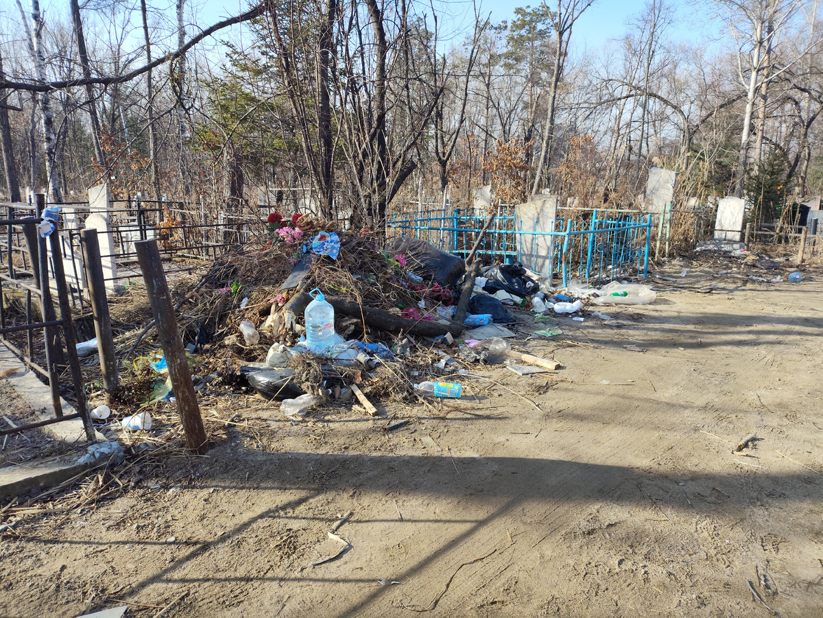 Свернуть  в сторону, пройти 2 минуты и увидеть  склад мусора