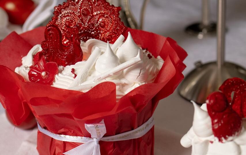 Пасха в кондитерской-мастерской RODINA Grand Hotel & SPA Sochi — это про понятное: свежая выпечка, аккуратная работа с классикой и красивые