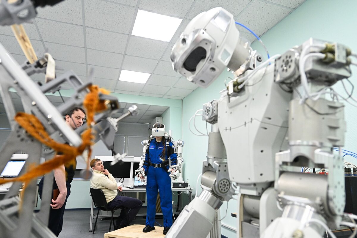     Космонавт Анна Кикина управляет роботом «Теледроидом» с помощью экзоскелета
