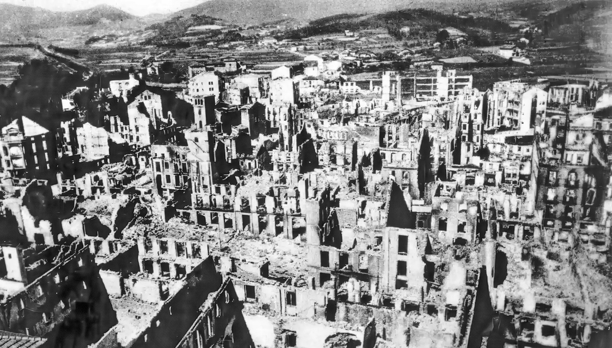 Герника в руинах после бомбардировки. 1937 г. Источник: https://commons.wikimedia.org/