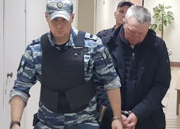 Бывший министр природных ресурсов и экологии Карелии А. Щепин под охраной и в наручниках. 