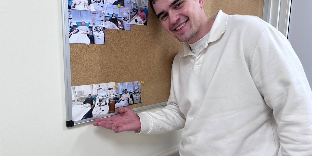 «МОЯ ТЕТЯ ПОБЕДИЛА БОЛЕЗНЬ. ТЕПЕРЬ Я ПОМОГАЮ ЭТО СДЕЛАТЬ ДРУГИМ»: ИСТОРИЯ БРОКЕРА, КОТОРЫЙ СТАЛ ДОНОРОМ КОСТНОГО МОЗГА ДВАЖДЫ