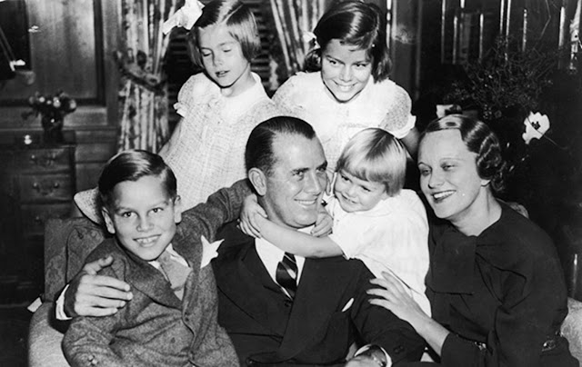 Грейс Келли с мамой, папой, братьями и сестрами. Примерно 1930-е годы.