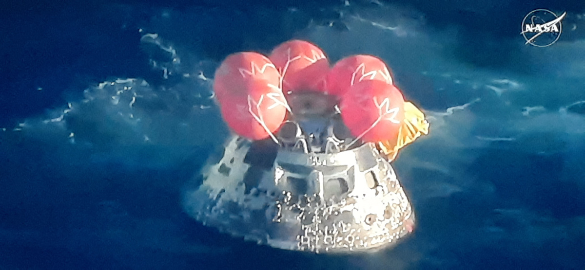 Приводнение капсулы Орион 11.04.2026 г. Фото из свободных источников