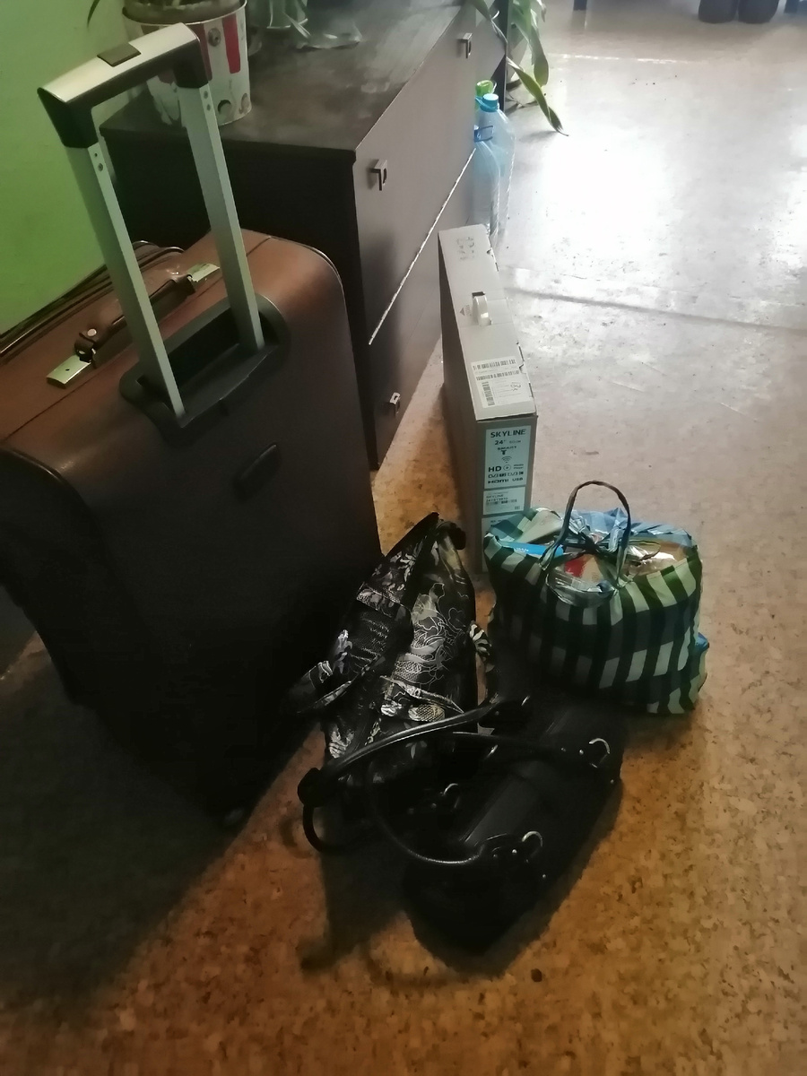 Мои вещи в тамбуре около лифта стоят .