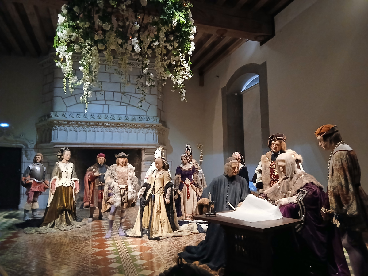 Замок Ланже: знакомые всё лица!