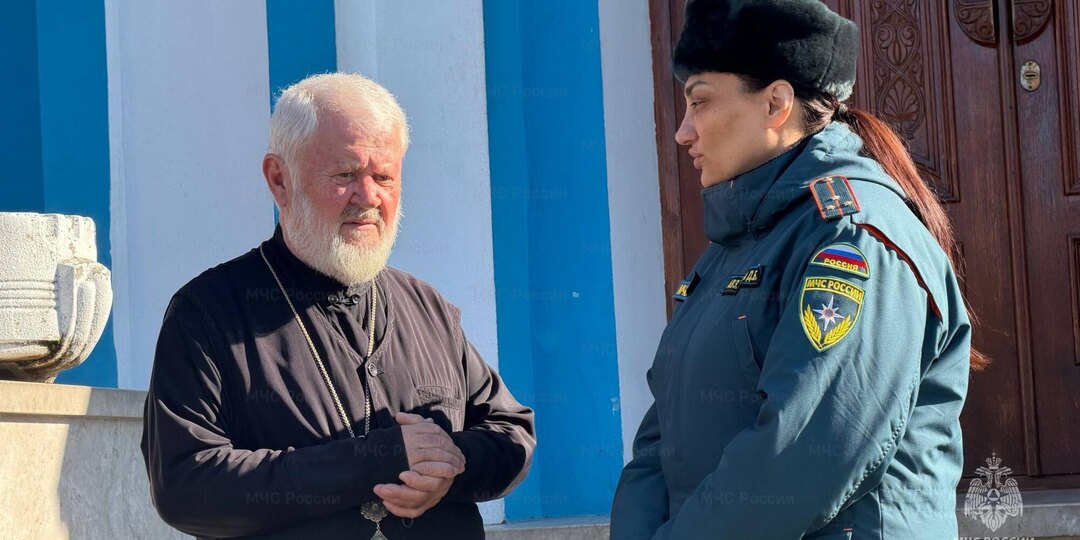 В преддверии Пасхи сотрудники МЧС России провели противопожарные инструктажи в храмах Северной Осетии
