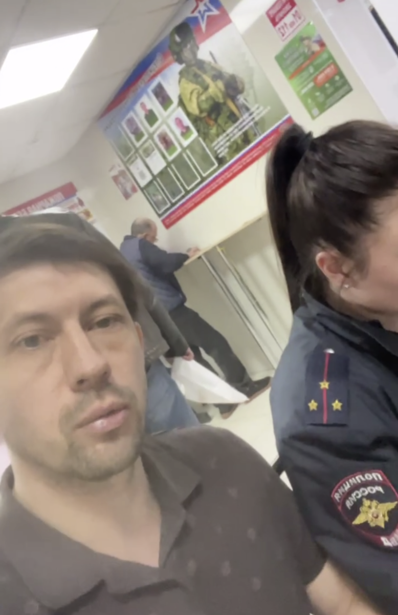 Григорий Грибенко и сотрудница полиции, вручившая ему предостережение