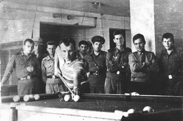 Партия в бильярд с военнослужащим вч 25741 в клубе части (теперь музей космодрома Байконур) Фото из открытого доступа.