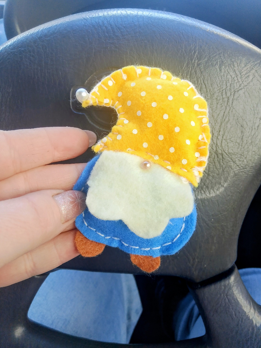 Дочка в саду сама сшила гномика