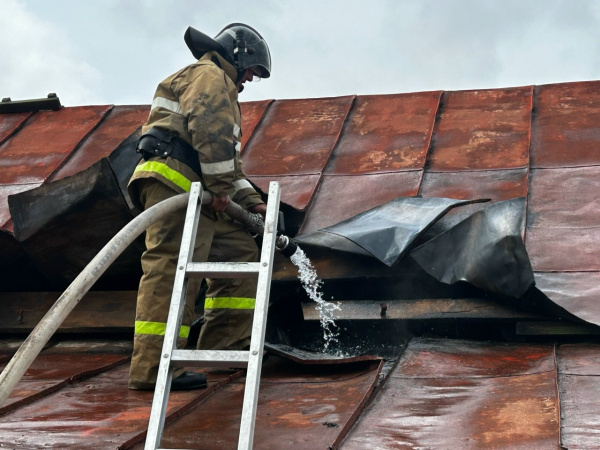 Частный дом тушили 10 апреля в Кинель-Черкассах