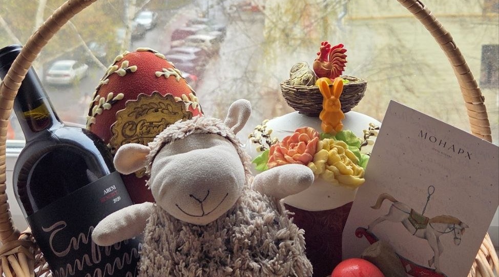 Ну, и под конец недели, самый последний, клянемся – МонАрх Москва Отель подогнал эксперту огромное лукошко с подарочками