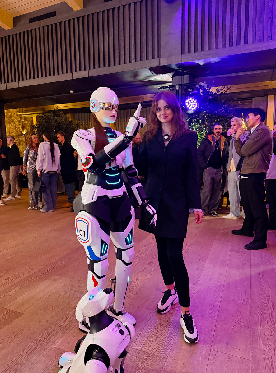 Роботы и я на презентации автомобилей