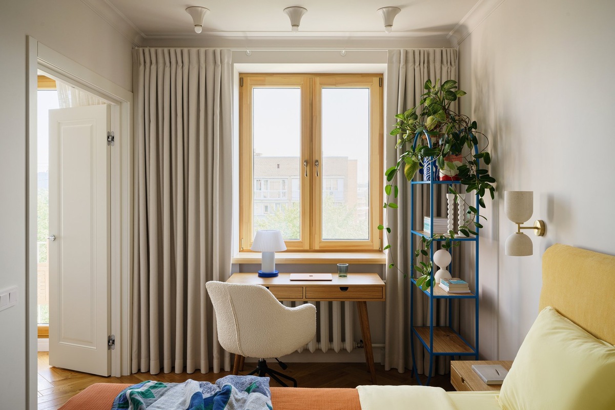 На фото: двушка 41,5 кв.м в г. Москве. Дизайнер: Анастасия Заркуа; стилист: Ольга Олейникова; фотограф: Максим Максимов