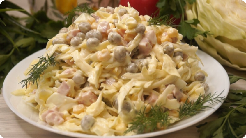 Не устаю готовить этот салат. Это не просто набор ингредиентов в миске, это симфония хруста, сладости и сытности...