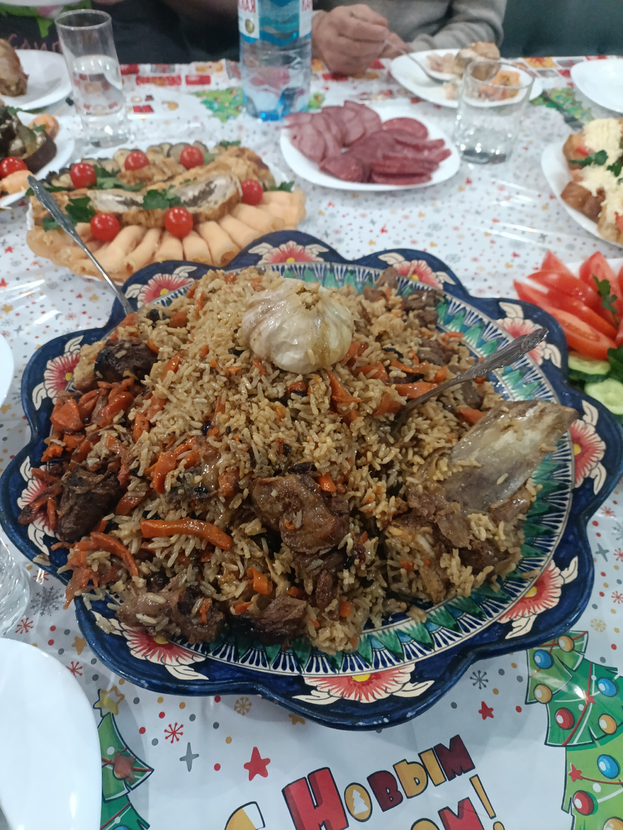 Наш чудесный плов, приготовленный золотыми руками моего супруга. 