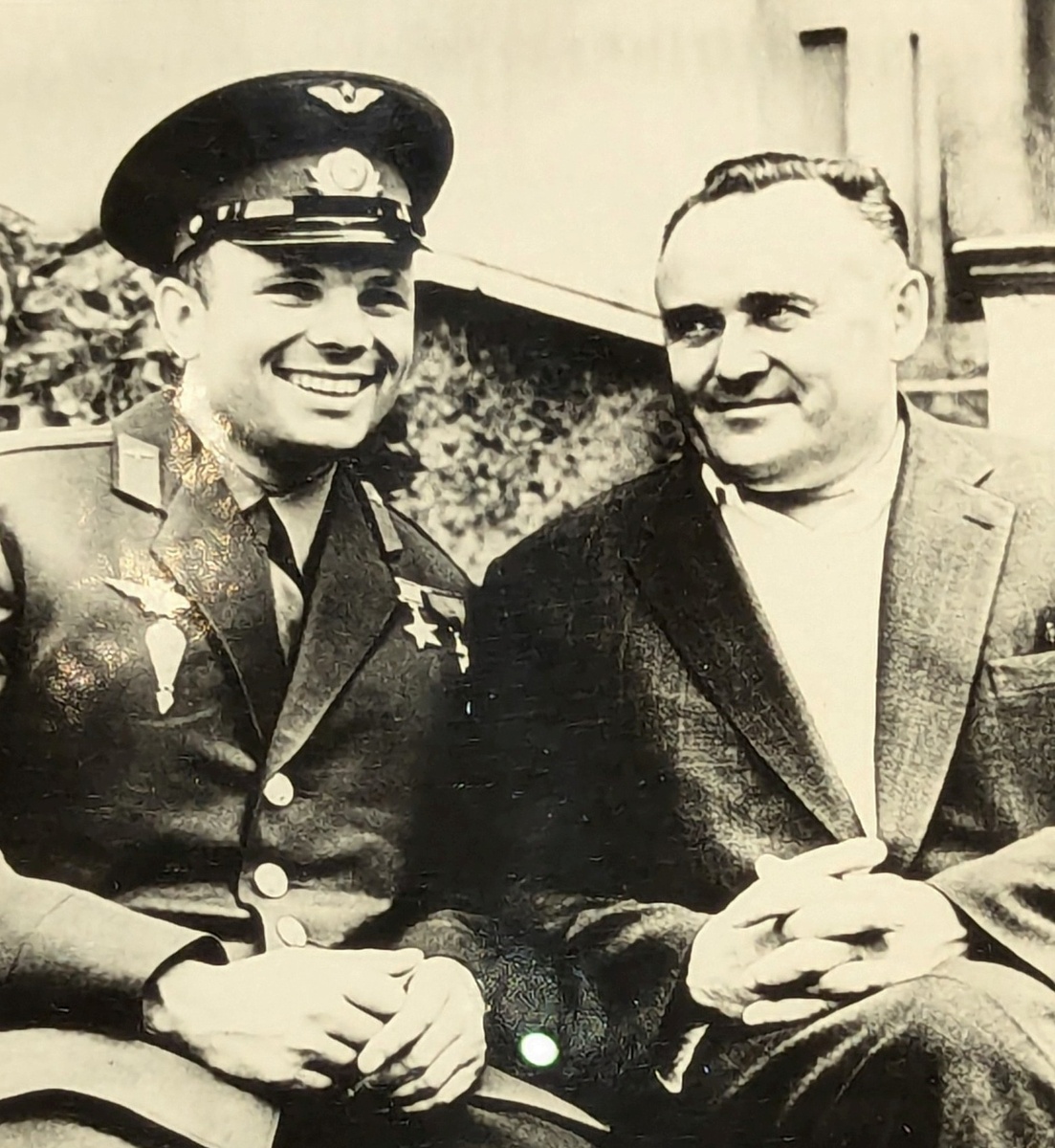 Гагарин и Королёв. Фрагмент фотографии из аэрокосмического музея Спутник. Фото моё.