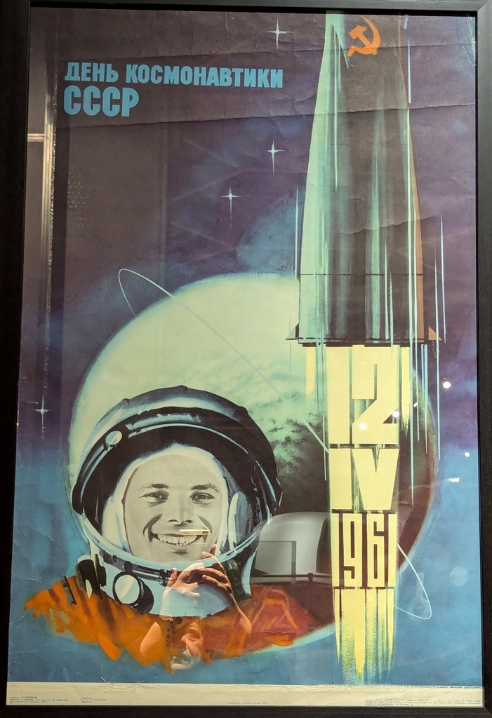Советский плакат ко Дню космонавтики. Экспонат музея Спутник. Фото моё.