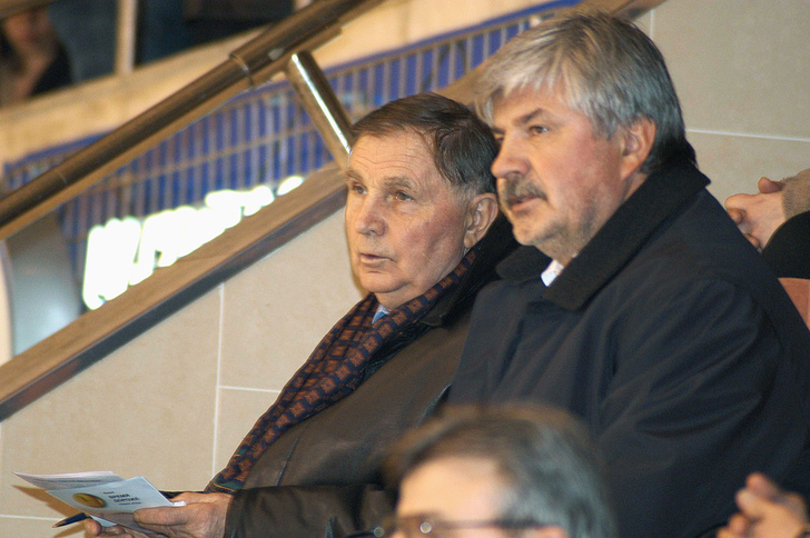    C тренером Виктором Тихоновым во время полуфинального матча чемпионата России по хоккею между "Ак Барсом" и "Металлургом", 2004 год   
Андрей Серебряков/ТАСС