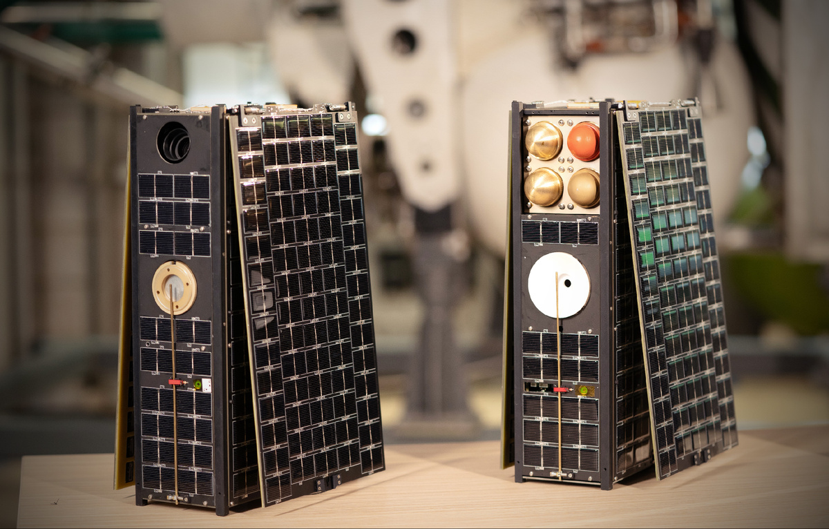 Внешний вид малых космических аппаратов 
«Хорс» № 1 (справа) и «Хорс» № 2 (слева)
