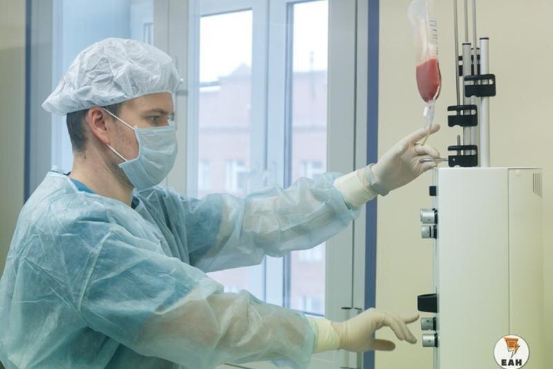    ЕАН. Врач устанавливает капельницу