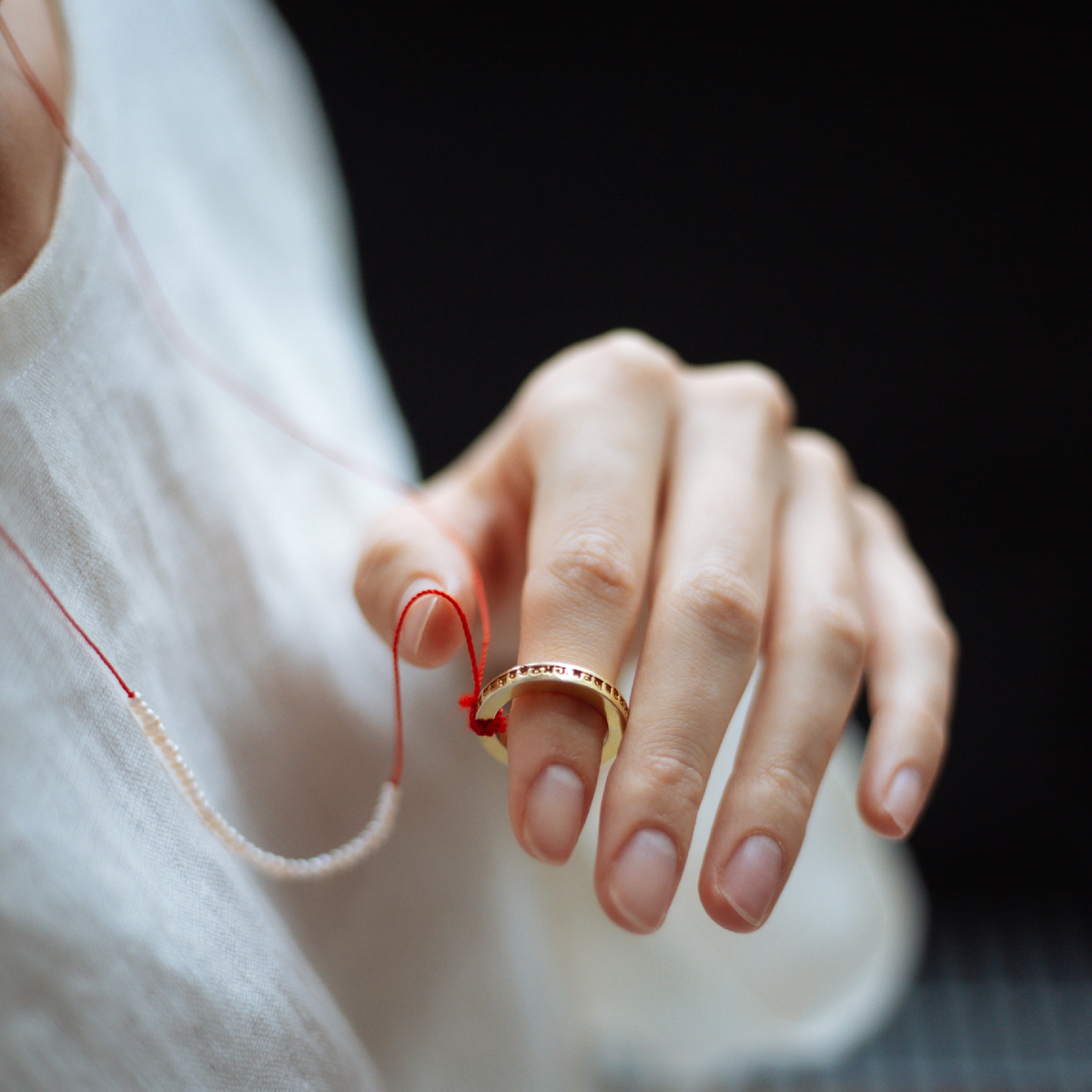 Подвеска Mantra на красной нити с жемчугом