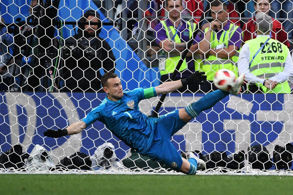 Вратарь сборной России Игорь Акинфеев отбивает мяч в матче 1/8 финала чемпионата мира по футболу между сборными Испании и России, этот момент чемпионата породил серию мемов «хоба», Москва, 1 июля 2018 года / Алексей Филиппов/РИА Новости   📷